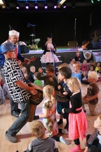 Billedet er fra september måneds børnemusikfestival i Slagelse Musikhus, hvor gruppen Tigertræning fik ungerne ud på dansegulvet.