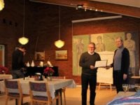 Forstander Erik Juhl modtager LAR-prisen af Helle Jacobsen. Antvorskov Plejecenter 2016. Foto: Jette H.