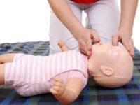 Demonstration på model af baby i førstehjælp. Foto: LOF
