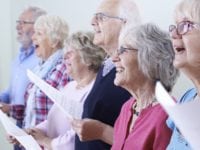 Gruppe af ældre, der synger kor. Foto: Colourbox