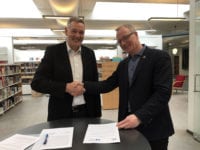 Niels Erik Hybholt fra Handelsgymnasiet ZBC Slagelse og Alex Klinge fra CBS ser stort potentiale i den aftale, som de fredag underskrev i Slagelse. Foto: ZBC