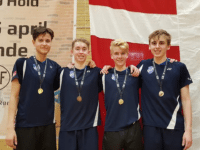 U17/19M Danmarksmestrene (Anders Rasmussen, Victor Popp Henriksen og Mikkel Christoffer Hansen). Foto: Skælskør Badmintonklub