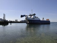 Omø-færgen på vej til at lægge til i Stigsnæs havn med åben bovport. Foto: Slagelse Kommune
