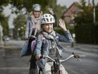 Pige cykler med mor Foto: Rådet for sikker trafik.