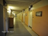 I 1981 mente man, at farver og lys kunne være med til at hidse patienterne op, derfor blev Sikringsafdelingen holdt i brune nuancer. I løbet af 1990'erne kom der farver på væggene og lyst lineoleum på gulvet.