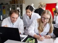 Diplomingeniører afholder ’lab øvelser i biokemi". Foto: Alex Tran