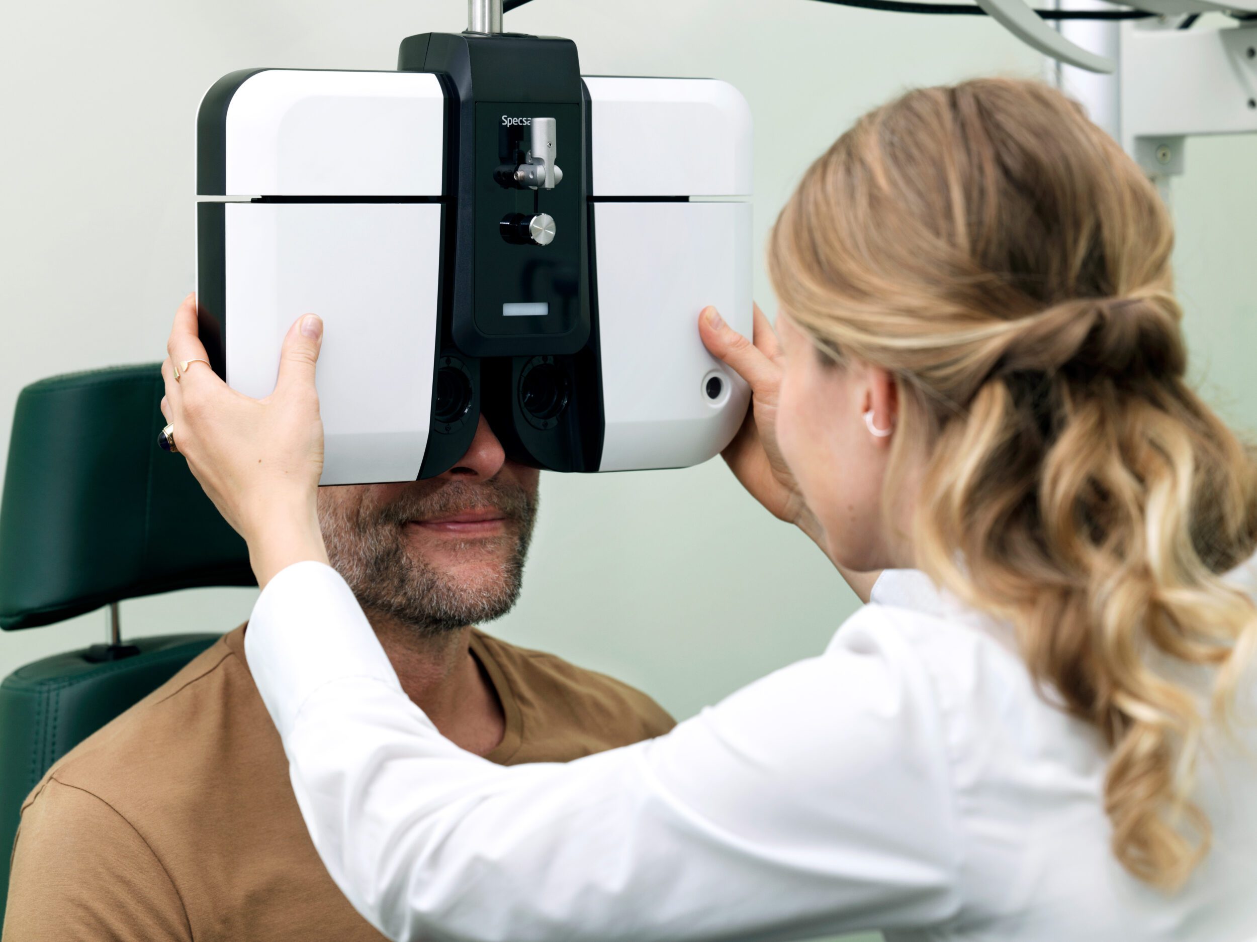 Lokal optiker sætter fokus på grøn stær i uge 10 – derfor er regelmæssige synstests vigtige
