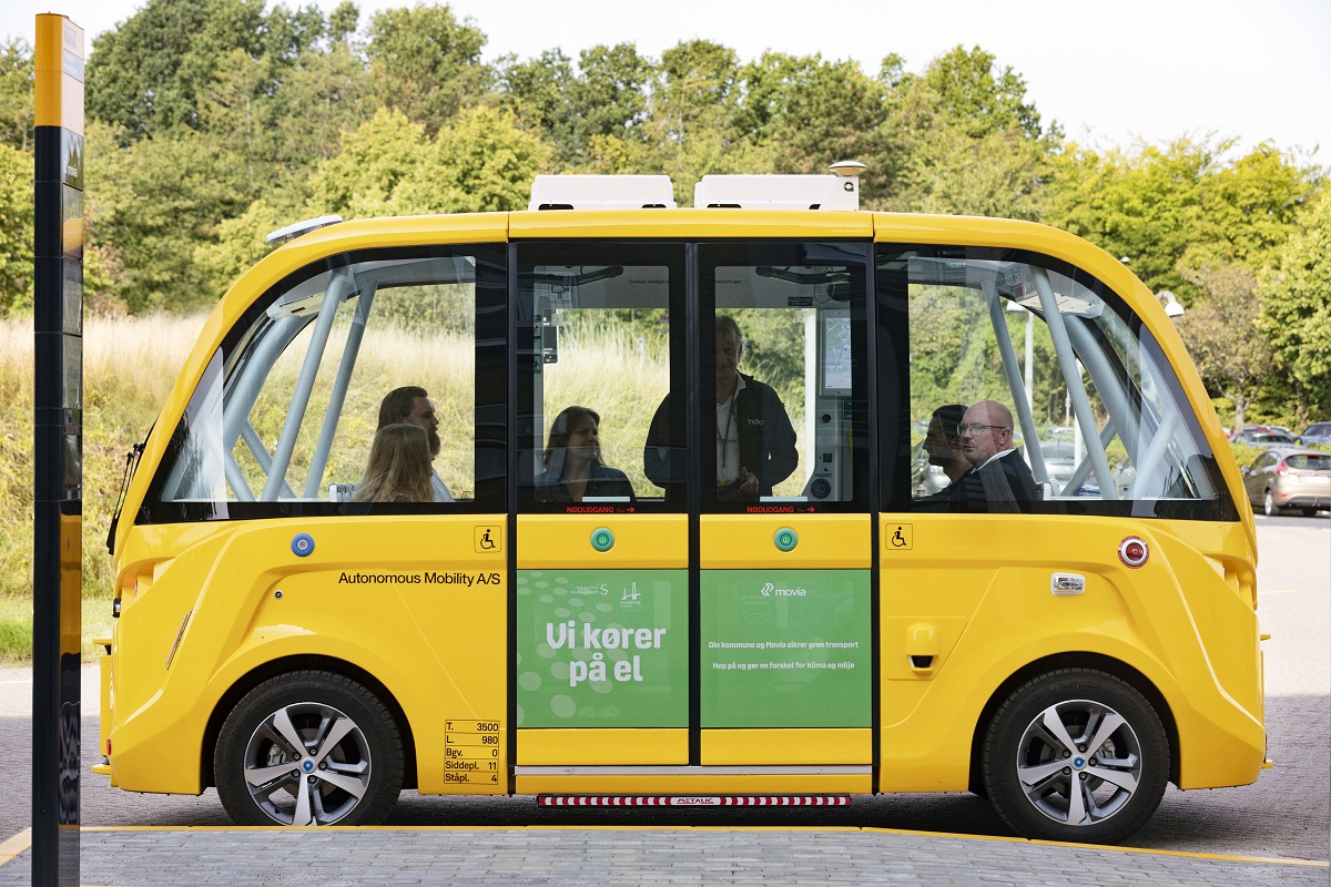 Førerløs bus kører første tur på offentlig vej på Slagelse Sygehus