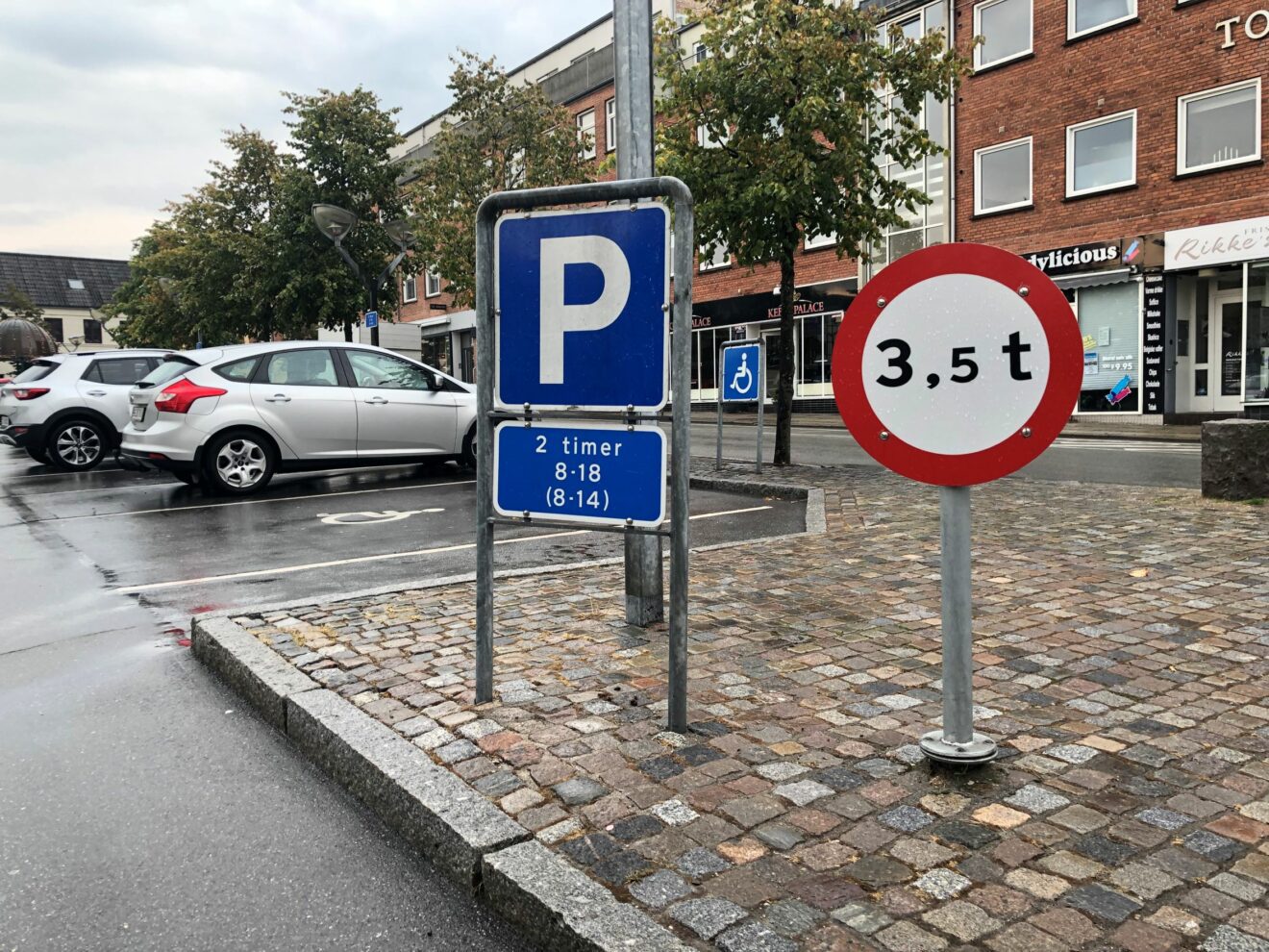 Parkeringsvagter skal sikre parkeringspladser til de handlende