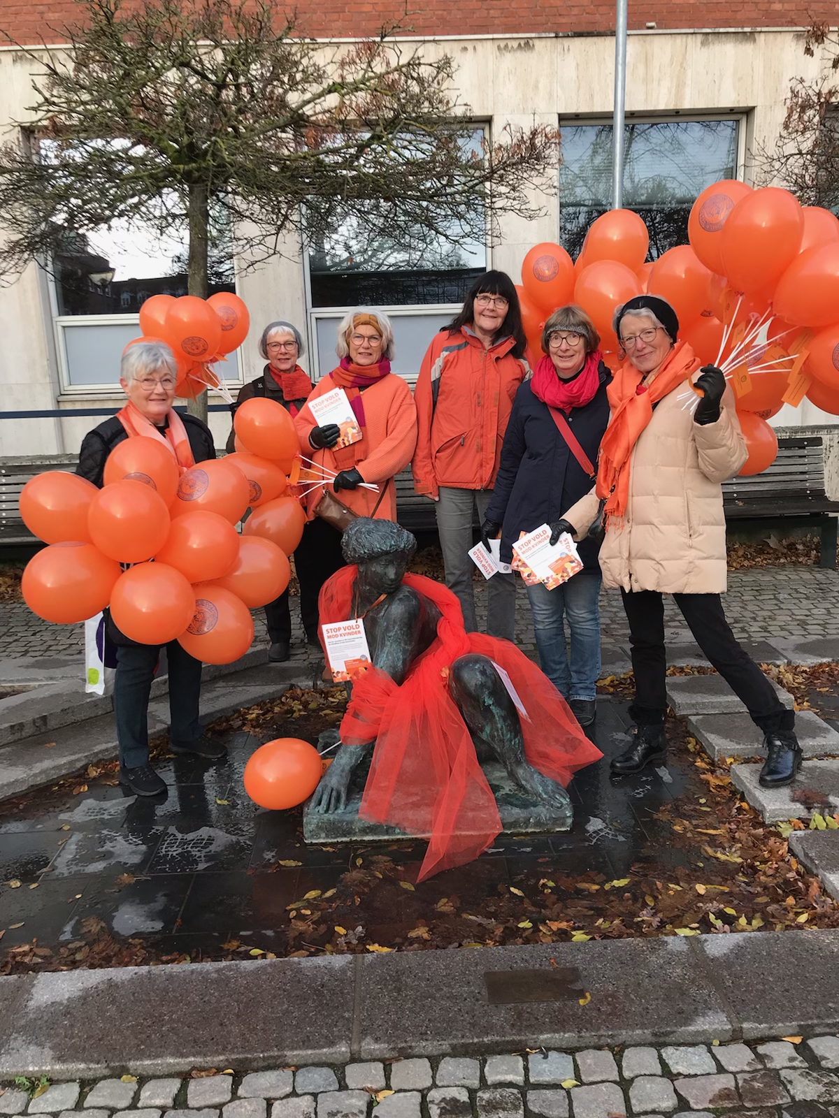 Soroptimist International i Slagelse uddelte orange balloner i lørdags