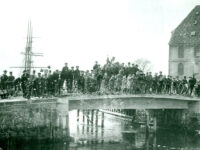 Optog på broen omkring år 1900. Foto: Skælskør Lokalhistoriske Arkiv.