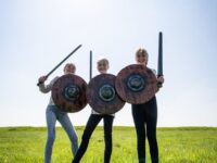Tre piger som er til Vikingesommer på Vikingeborgen Trelleborg. Pressefoto
