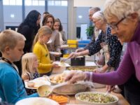 I Familienetværket kan børn og voksne bl.a. deltage i fællesspisninger og hygge. Foto: Jens Peter Engedal