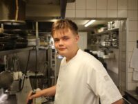 Unge mennesker engagerer sig aktivt i praktisk arbejde som en del af deres erhvervsuddannelse. Foto: ZBC