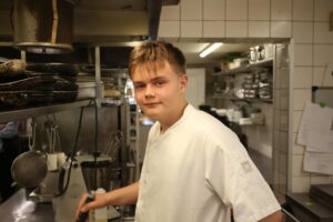 Unge mennesker engagerer sig aktivt i praktisk arbejde som en del af deres erhvervsuddannelse. Foto: ZBC