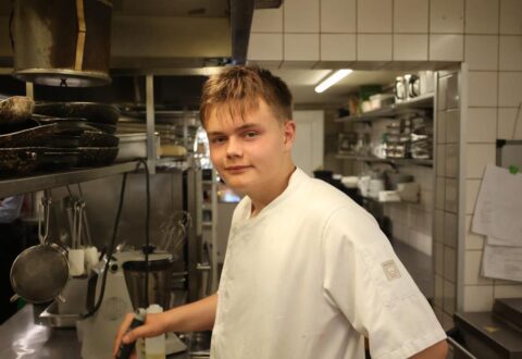 Unge mennesker engagerer sig aktivt i praktisk arbejde som en del af deres erhvervsuddannelse. Foto: ZBC
