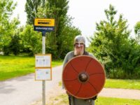 Viking med busskilt Foto: Maria Yasmin Klitgaard Breuning, Nationalmuseet, Trelleborg