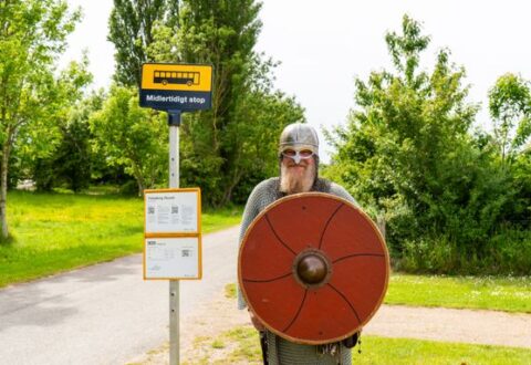 Viking med busskilt Foto: Maria Yasmin Klitgaard Breuning, Nationalmuseet, Trelleborg